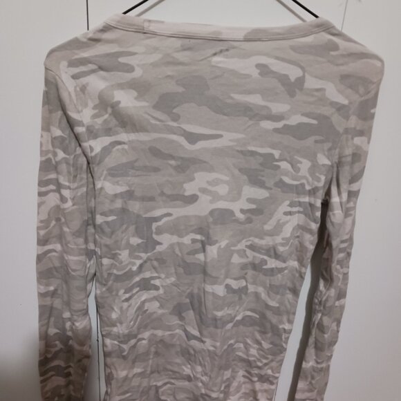 Gap Long Sleeve White and Gray Camo Favorite T-Shirt Women's Size S/P - Picture 2 of 4